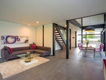 Modernes Wohnzimmer mit eleganter Einrichtung und Treppe