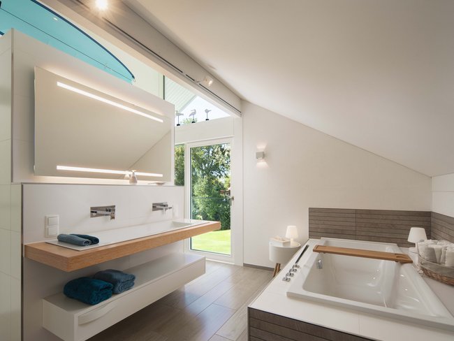 Modernes Badezimmer mit Wanne und eleganter Einrichtung