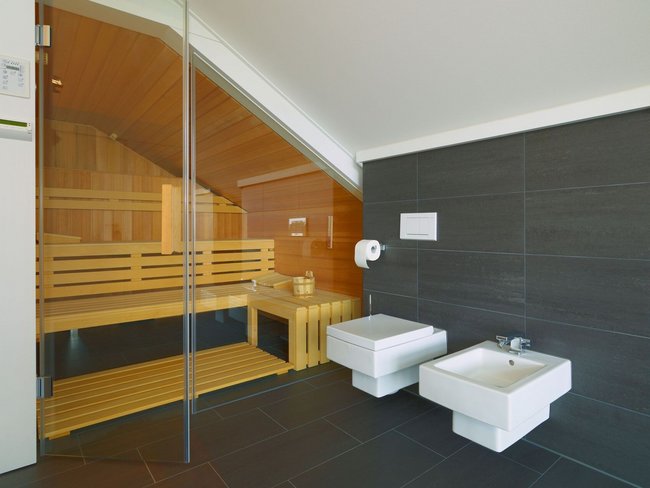 Fachwerkhaus HUF HAUS ART 4 - Badezimmer mit Sauna Modernes Badezimmer mit Sauna und elegantem Interieur
