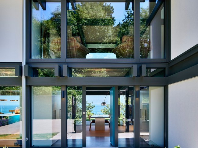 HUF Designhaus am Meer mit moderner Architektur Elegantes Designhaus mit großen Fenstern und Meerblick