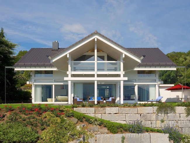 Modernes HUF Haus: Zeitlos und lichtdurchflutet Elegantes, weißes Architektenhaus mit modernen Designelementen
