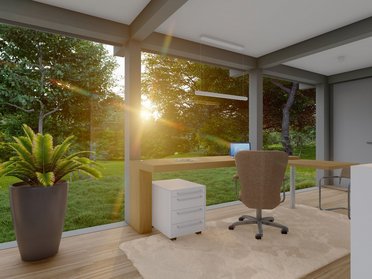 Helles Arbeitszimmer mit Pflanzen und Naturblick bei Sonnenuntergang