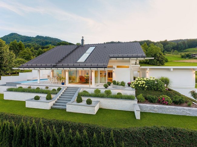 Vielseitige Architektur umgeben von sanften Hügeln und See
