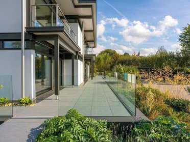 Elegantes Luxushaus mit Glasbalkon und modernem Design