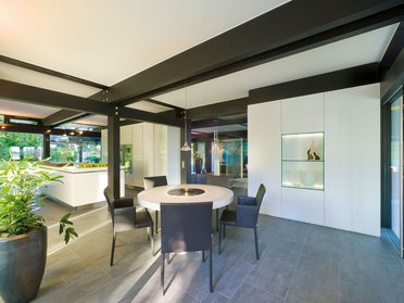 Heller Essbereich mit runder Tisch und eleganten Stühlen in modernem Design