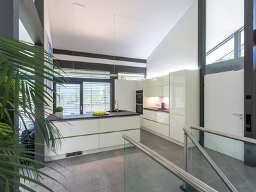 Stilvolle Küche in einem Architektenhaus mit viel Licht und modernen Elementen