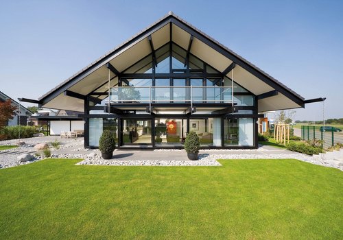 Stylisches Haus mit Garten, großen Fenstern und modernem Design