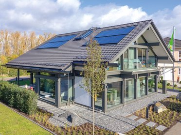 Moderne Villa mit Solarpanelen und elegantem Design Einfamilienhaus mit großen Fenstern und schönem Garten