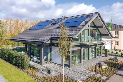Moderne Villa mit Solarpanelen und elegantem Design Einfamilienhaus mit großen Fenstern und schönem Garten