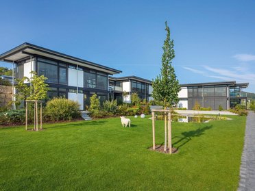HUF Bürogebäude mit modernen Design und Gartenlandschaft