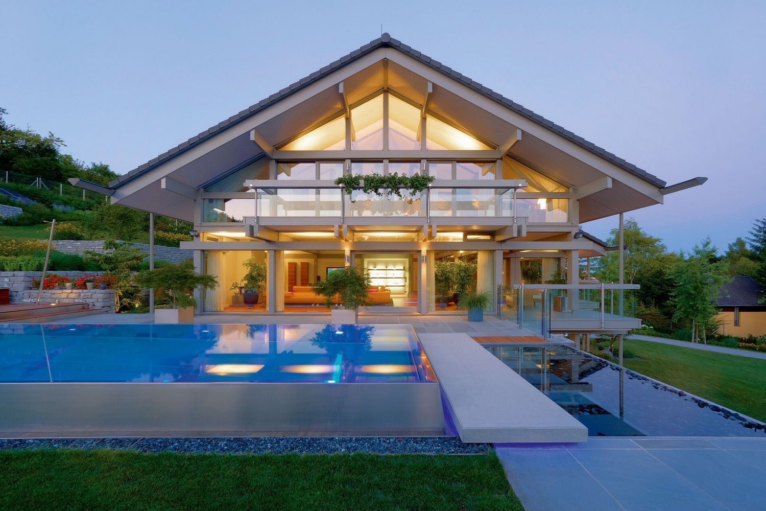 Moderne Fachwerkarchitektur mit eleganter Ausstattung und Schwimmbad