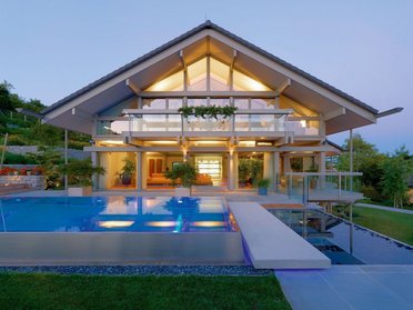 Moderne Fachwerkarchitektur mit eleganter Ausstattung und Schwimmbad