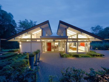 Moderne Architektur des HUF Bungalows bei Nacht Geräumiger Bungalow mit Glasflächen und modernem Design
