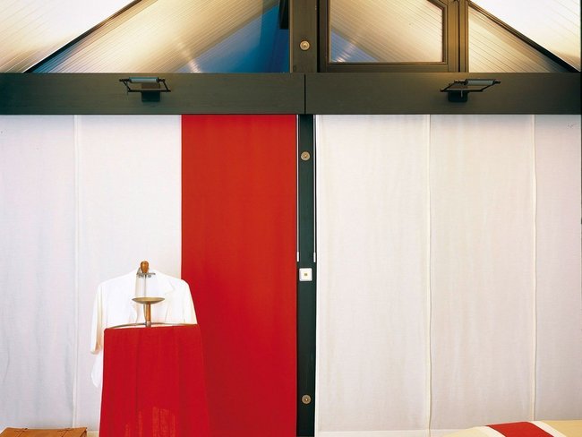 Modernes Wohnzimmer mit rotem Akzent Helles Zimmer mit modernen Elementen, roten Vorhängen und minimalistischer Einrichtung.