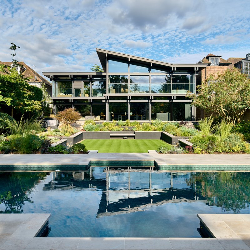 Innovatives HUF Haus mit hochwertiger Ausstattung Moderner Architektur-Stil mit Pool und Gartenlandschaft