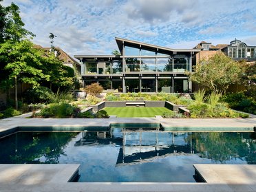 Moderner Architektur-Stil mit Pool und Gartenlandschaft