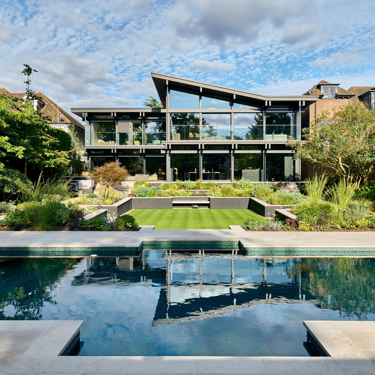 Innovatives HUF Haus mit hochwertiger Ausstattung Moderner Architektur-Stil mit Pool und Gartenlandschaft