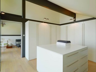 Helles Schlafzimmer mit weißer Möblierung und minimalistischer Gestaltung