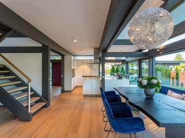 Helles Innenraumdesign eines modernen Hauses mit Holzmöbeln und schönen Garten