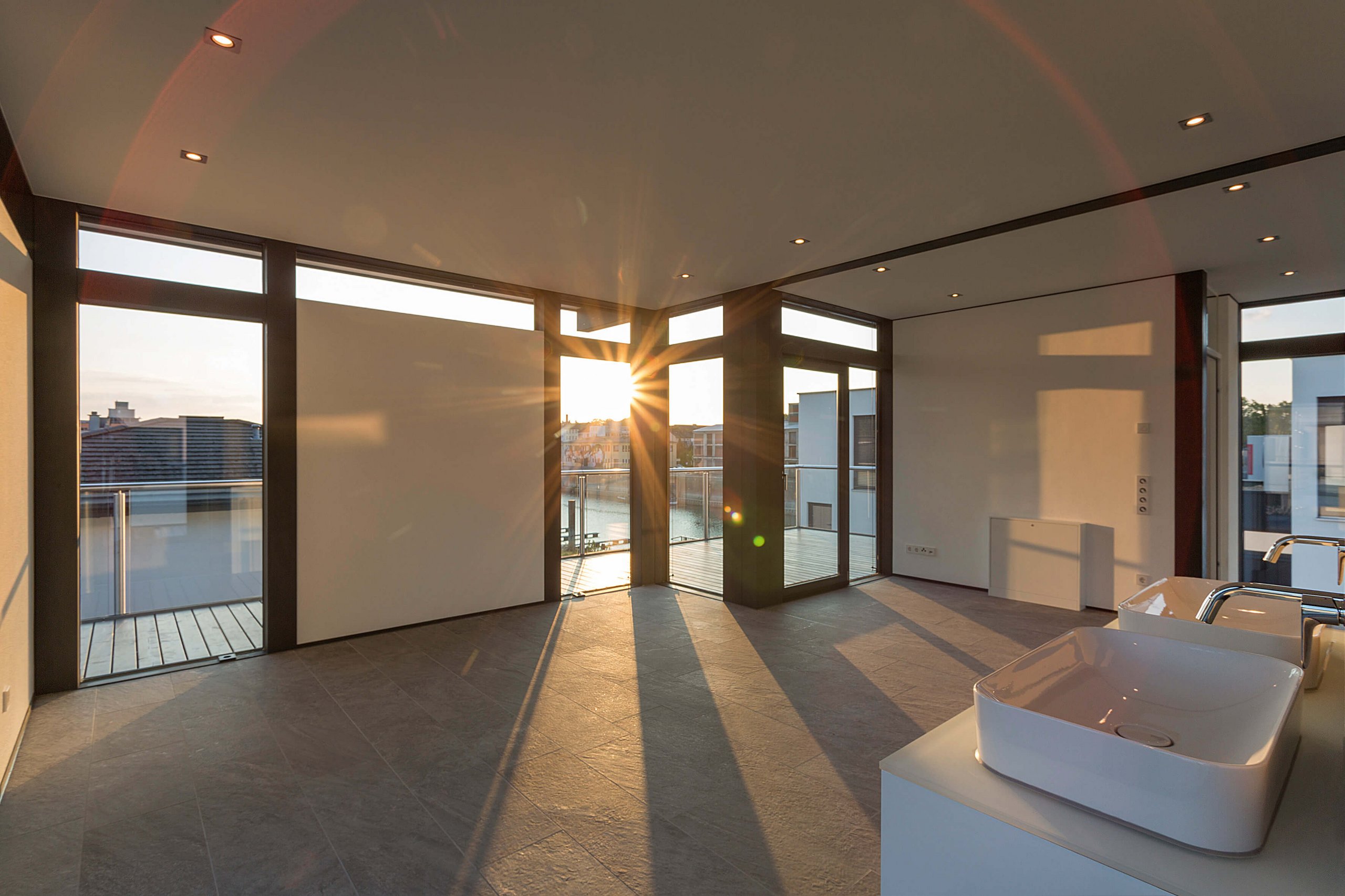 Bestandshaus mit HUF Aufstockung Modernes Interieur mit Tageslicht und Aussicht, minimalistisch gestaltet.