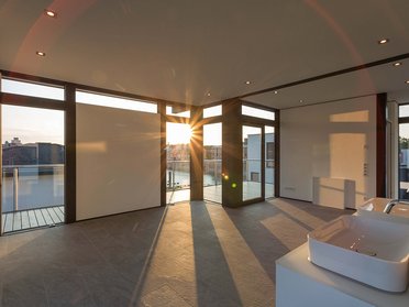 Modernes Interieur mit Tageslicht und Aussicht, minimalistisch gestaltet.