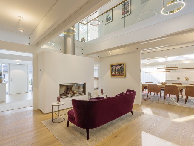 Elegantes Wohnzimmer mit offener Raumgestaltung in einer Fachwerk-Villa