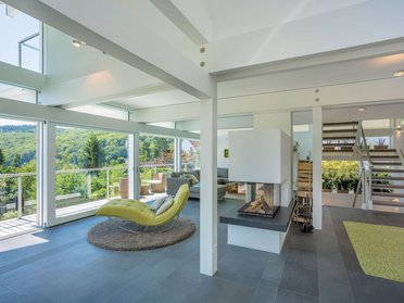 Moderne Innenansicht eines Designhauses mit großer Fensterfront.