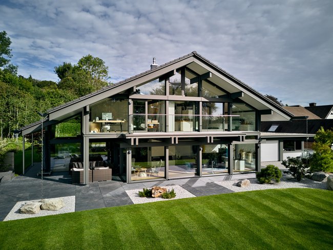 Architektenhaus mit offener Wohnraumgestaltung und Gartenlandschaft