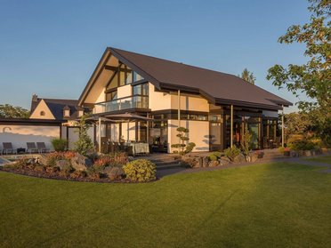 Moderne Architektur und Design eines Einfamilienhauses Ansicht eines modernen Hauses mit Garten und stilvollem Design