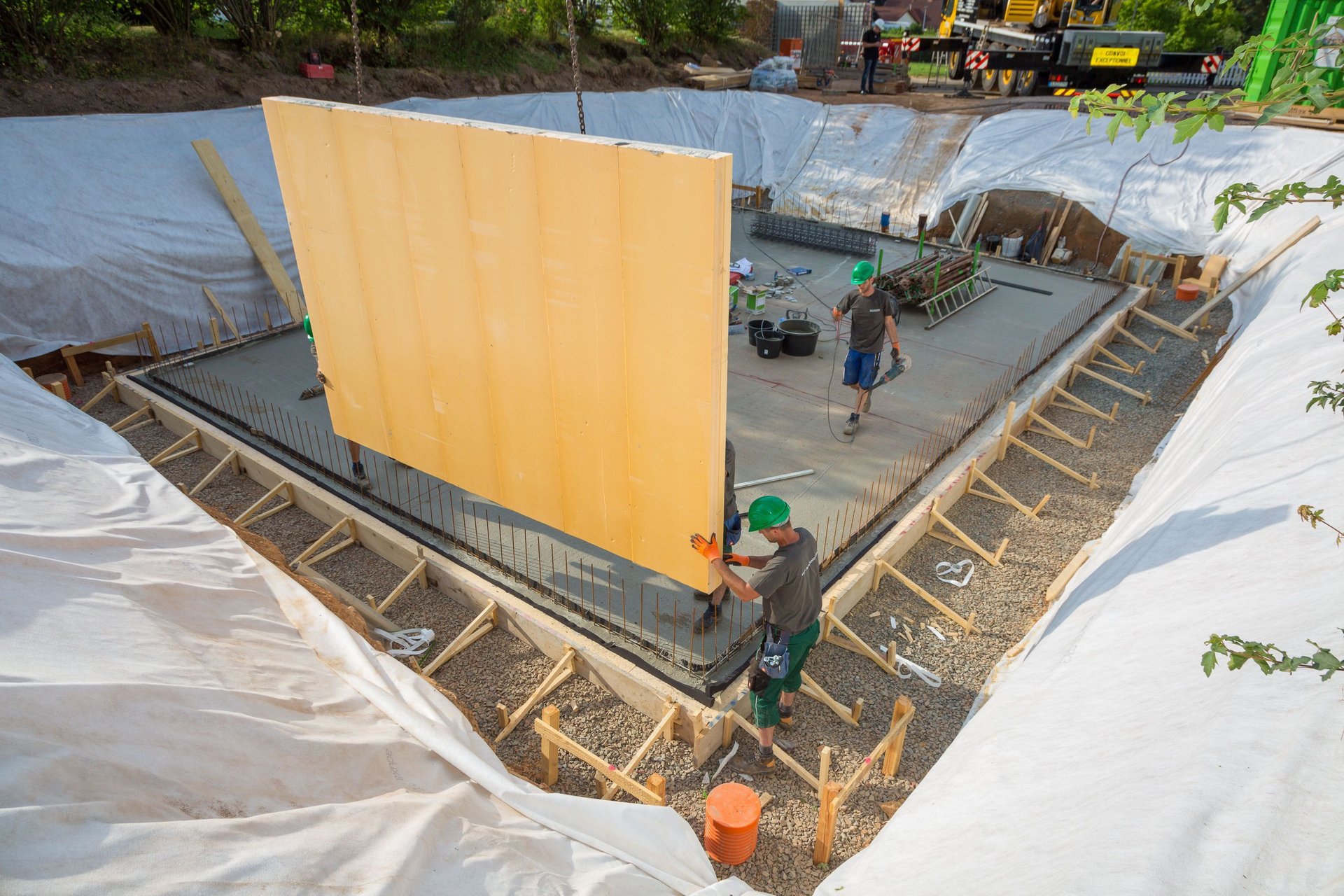Bau eines Fertigkellers mit Wänden auf einer Baustelle