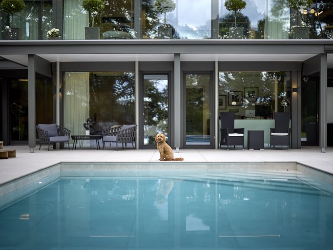 Elegantes HUF Haus mit Pool und entspannender Atmosphäre im Garten