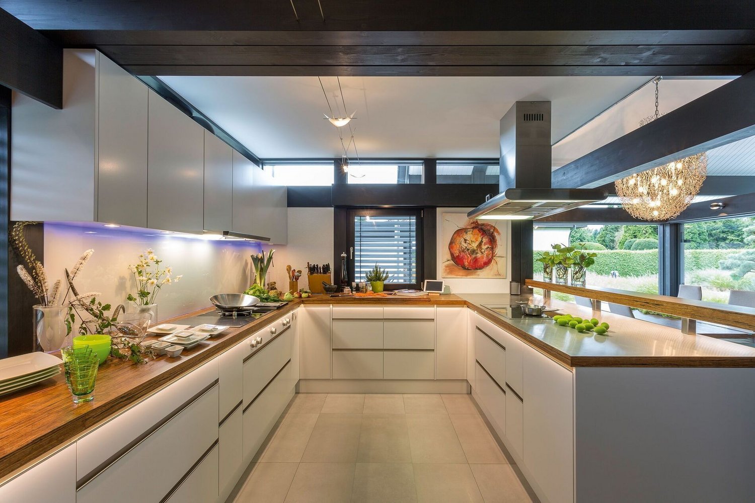 Helle, moderne Küche mit Holzdetails in Fachwerkhaus, Blick auf Garten