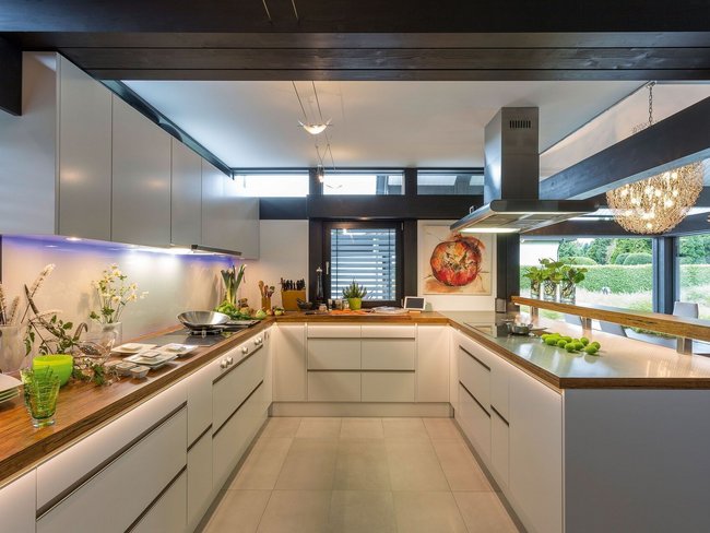 Moderne Küche in transparentem Fachwerkhaus mit Garten Helle, moderne Küche mit Holzdetails in Fachwerkhaus, Blick auf Garten