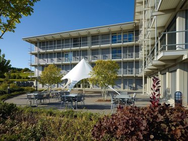 Bürogebäude mit ungewöhnlicher Architektur und Gestaltungselementen im Freien