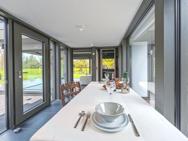 HUF Anbau mit Essbereich, harmonisch in die Architektur integriert