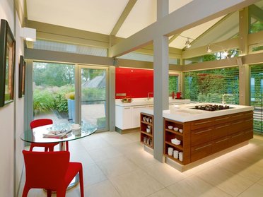 Modernes Design im HUF Bungalow mit offenen Wohnraum Helle Küche mit großzügigen Glasflächen und modernem Mobiliar