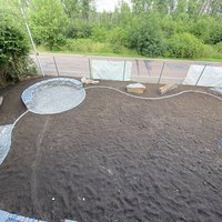 Ansicht eines unvollendeten Gartens mit Kies und Steinen
