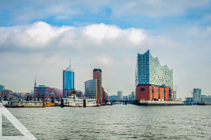 Blick auf den Hamburger Hafen mit der Elbphilharmonie und Wolken