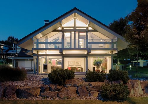 Schönes modernes Haus mit Glasfront und Gartenbeleuchtung