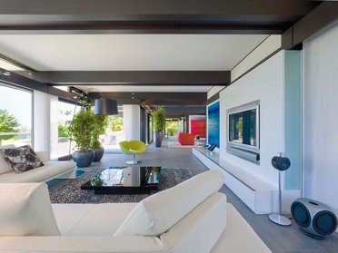 Helles Wohnzimmer mit modernen Möbeln und stilvoller Dekoration
