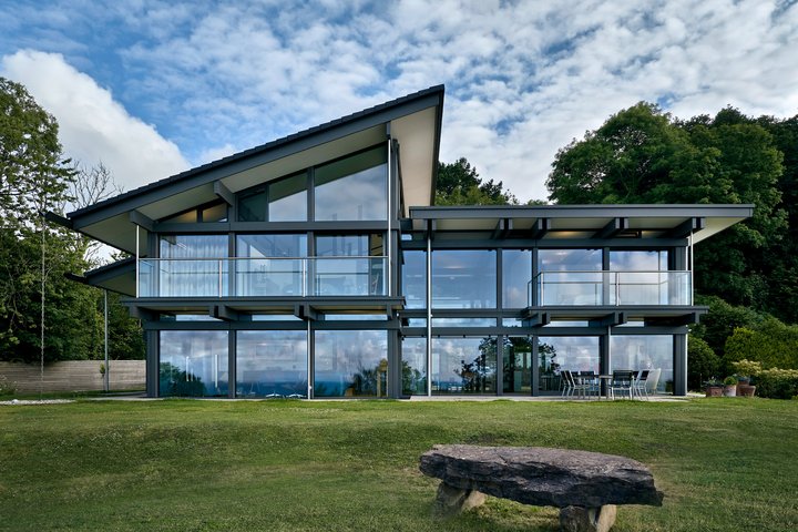 HUF Haus am Meer, modernes Designhaus Futuristisches Designhaus mit Glasfassade und Dachschrägen