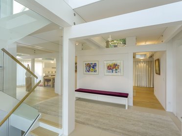 Innenansicht einer Fachwerk-Villa mit offenem Raum und modernen Elementen