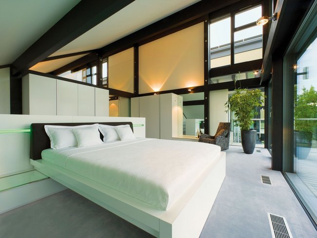Stilvolles Schlafzimmer mit minimalistischer Einrichtung und viel Licht