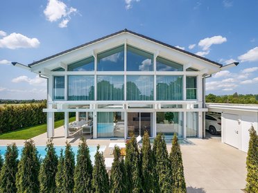 HUF Haus mit Glasfront und Pool in ländlicher Umgebung