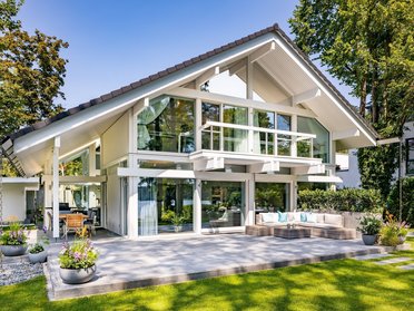 Architektenhaus im Grünen mit stilvollen Glasfronten und einem offenen Wohnbereich