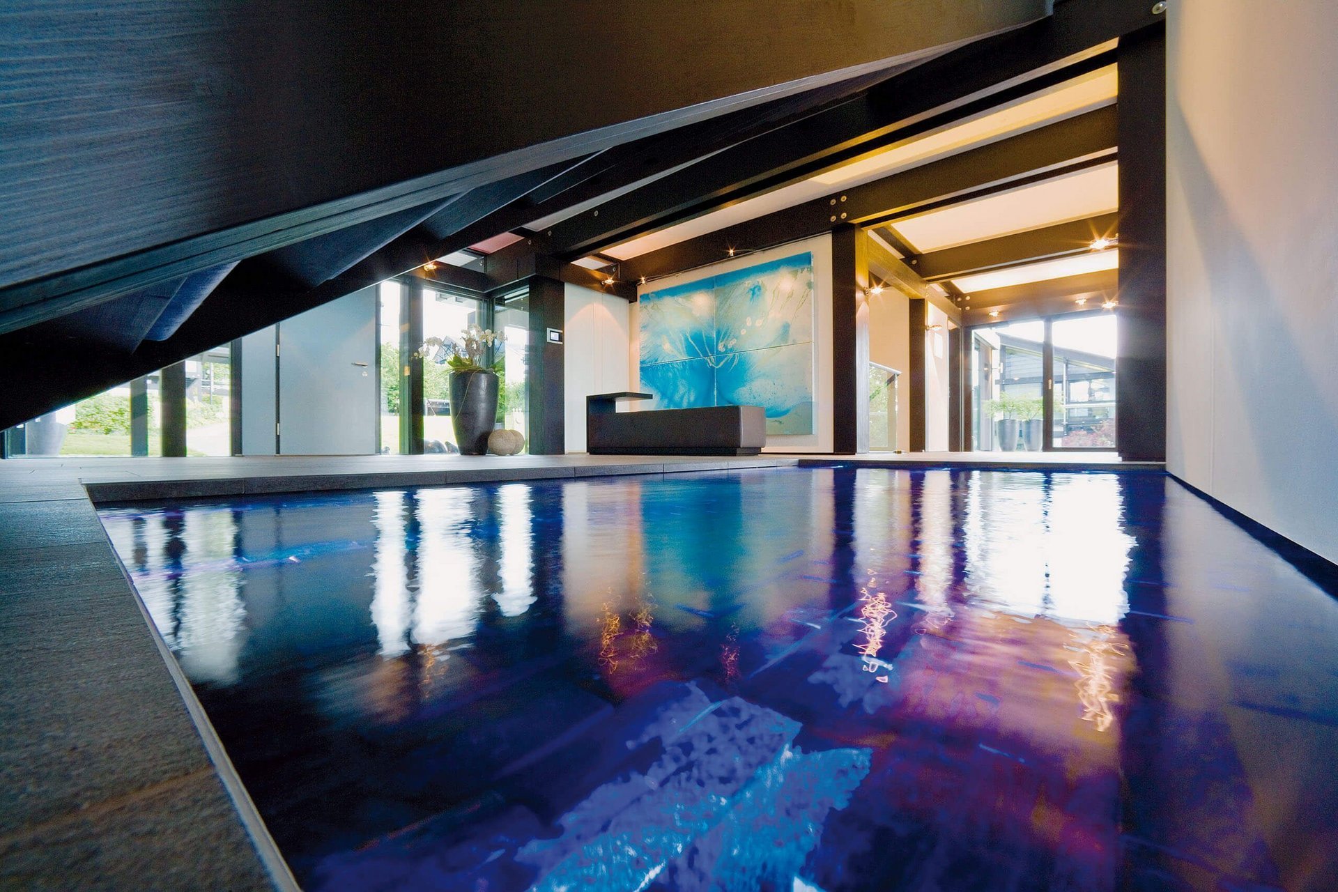 Elegantes Schwimmbad im modernen Wohnraum mit schönen Details