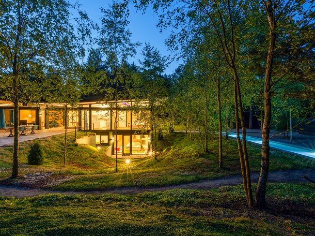 Moderne Bungalow-Architektur umgeben von Natur Zeitgenössisches Traumhaus inmitten von Bäumen und Grün