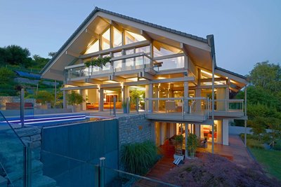 Energieeffizientes HUF HAUS mit großzügigen Glasflächen und eleganter Ausstattung