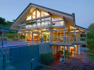 Energieeffizientes HUF HAUS mit großzügigen Glasflächen und eleganter Ausstattung