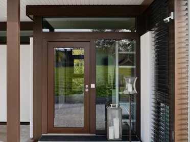 Moderne Bungalow-Architektur mit Eingangstür Eleganter Eingang eines Bungalows mit Glas- und Holzelementen